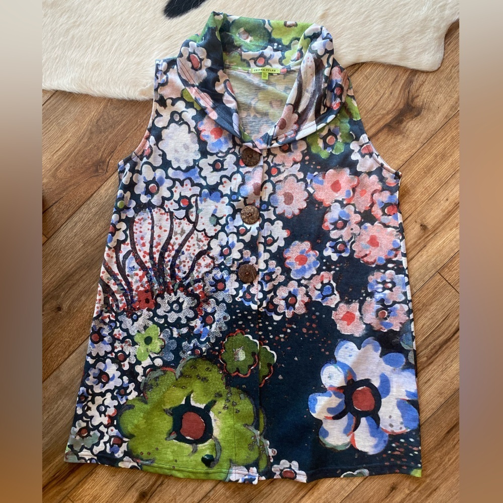 Trisha Tyler short sleeve top with a vibrant floral pattern - Picture 2 of 7